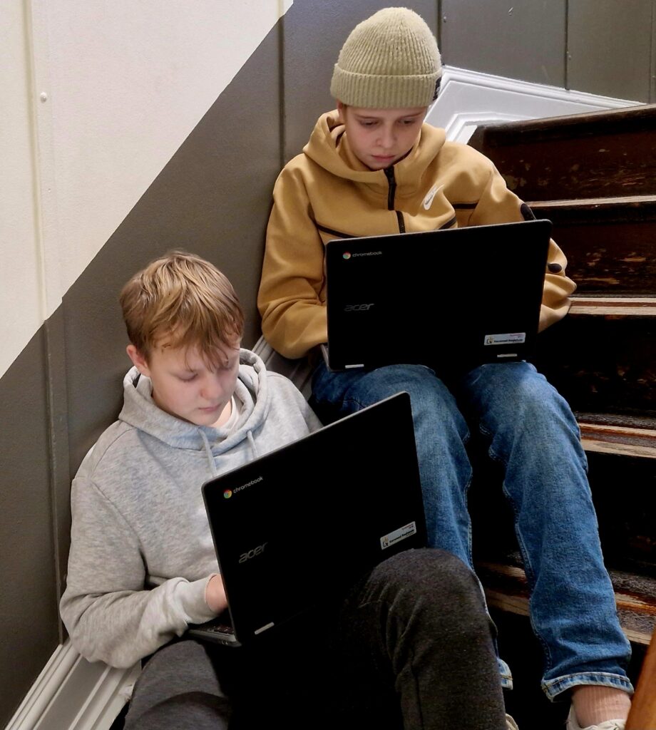 drenge med computer i undervisningen